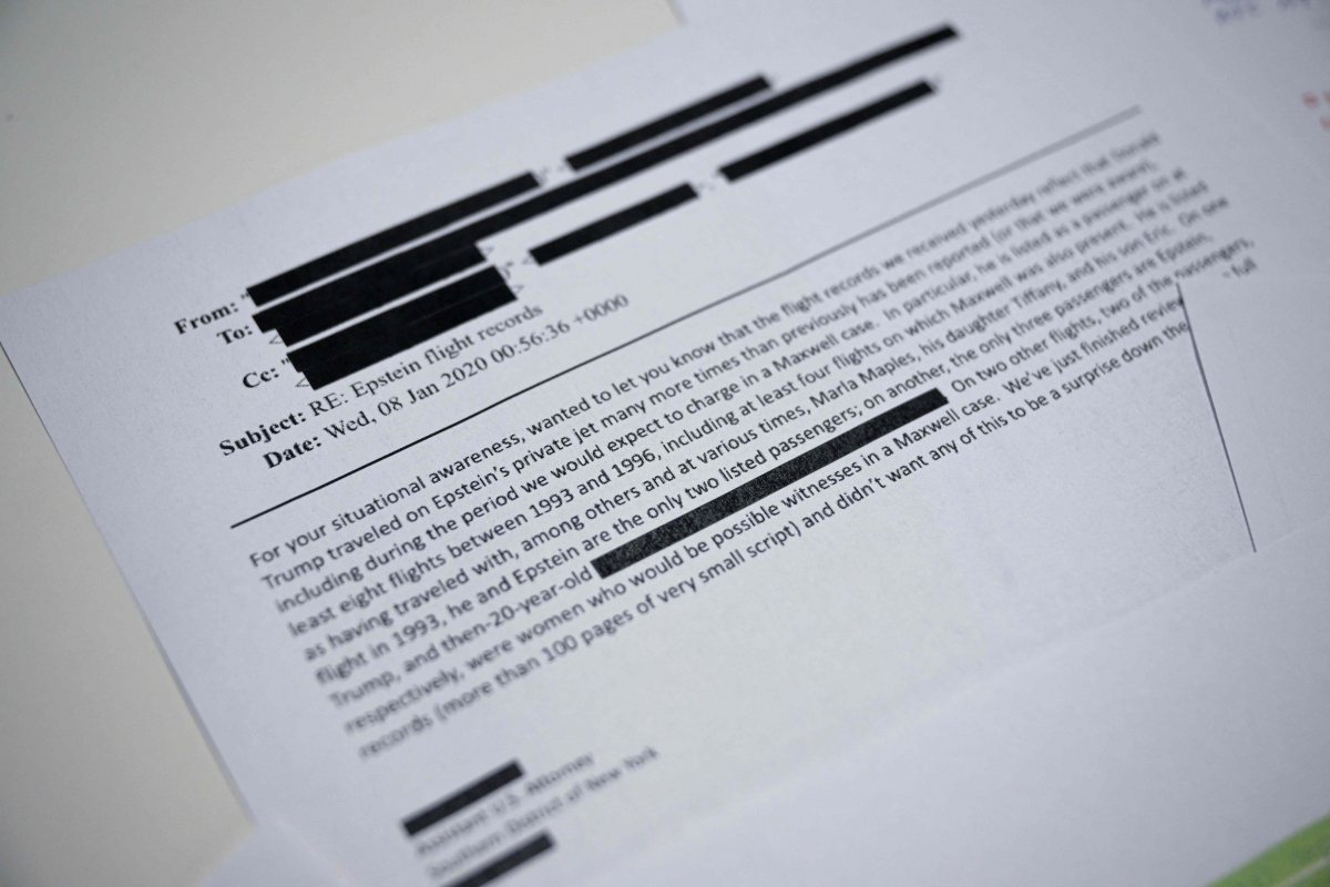 미 법무부가 23일(현지시간) 공개한 성범죄자 제프리 엡스타인 관련 문서에 도널드 트럼프 대통령 관련 내용이 적혀있다. AFP 연합뉴스