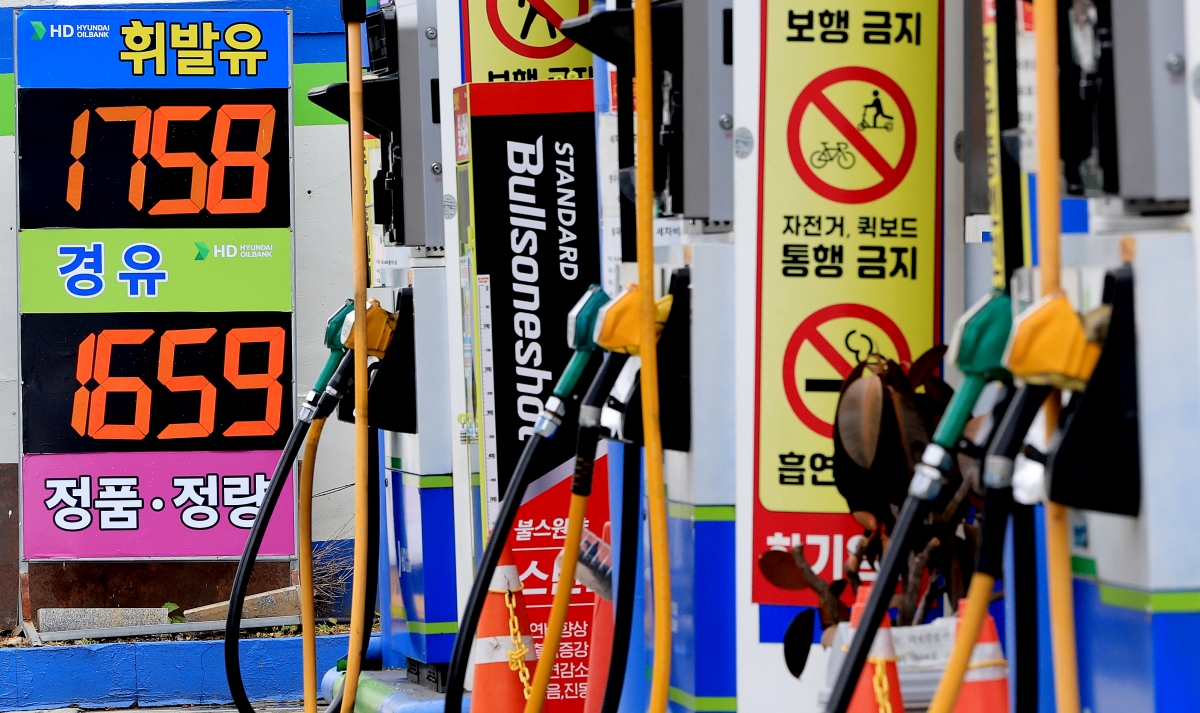 24일 서울의 한 주유소에 휘발유 가격이 ℓ당 1758원을 나타내고 있다. 정부는 이달 말 종료 예정이던 유류세 인하 조치를 내년 2월까지 2개월 연장하고, 자동차 개별소비세 인하 조치는 6개월 연장하기로 했다. 뉴스1