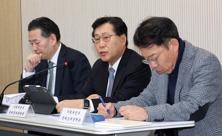 원·달러 환율이 고공행진하는 가운데 최지영(가운데) 기획재정부 국제경제관리관이 24일 정부세종청사 기재부 기자실에서 국내 투자 및 외환 안정 세제 지원 방안을 설명하고 있다. ‘서학개미’를 대상으로 ‘국내시장 복귀계좌’(RIA)를 신설해 비과세 혜택을 주는 것이 골자다. 왼쪽은 박홍기 소득법인세정책관, 오른쪽은 변광욱 국제조세정책관. 연합뉴스