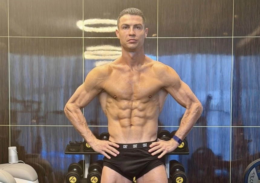 세계적인 축구선수 크리스티아누 호날두(40·알 나스르)가 불혹의 나이에도 20대 같은 몸 상태와 경기력을 유지하는 비결이 공개됐다. 호날두 SNS 캡처