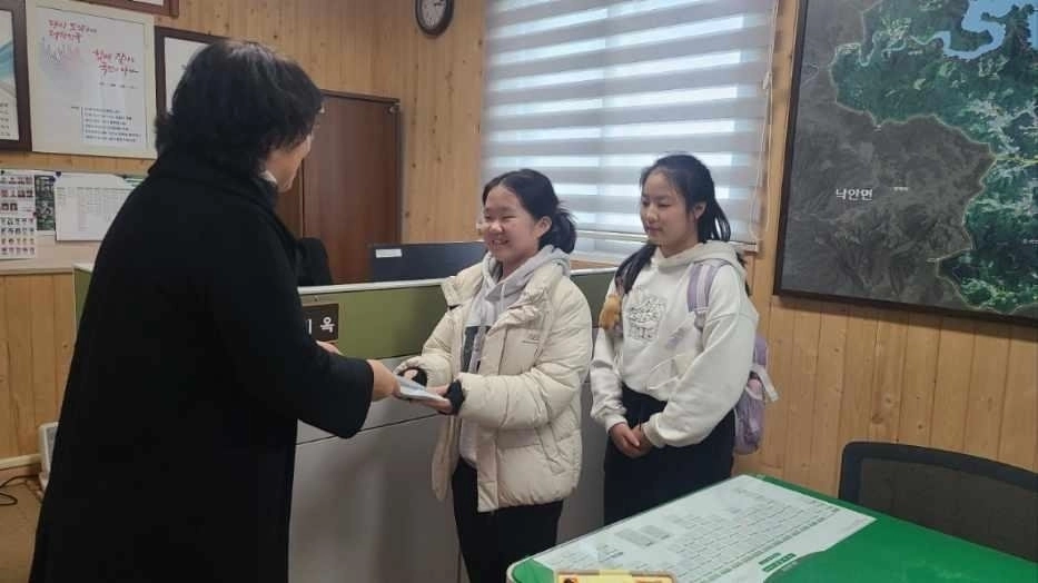 상사초 학생들 이웃돕기 성금을 기탁하고 있다.