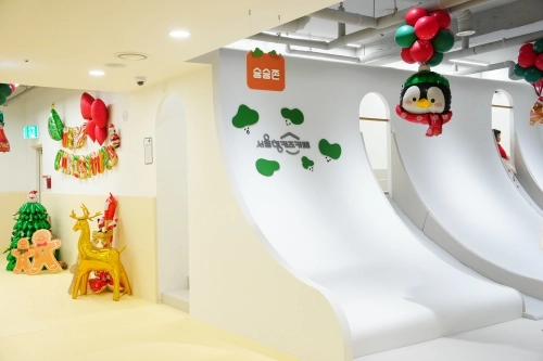 23일 문을 연 ‘서울형 키즈카페 성북구 보문동점’의 내부 모습. 성북구 제공