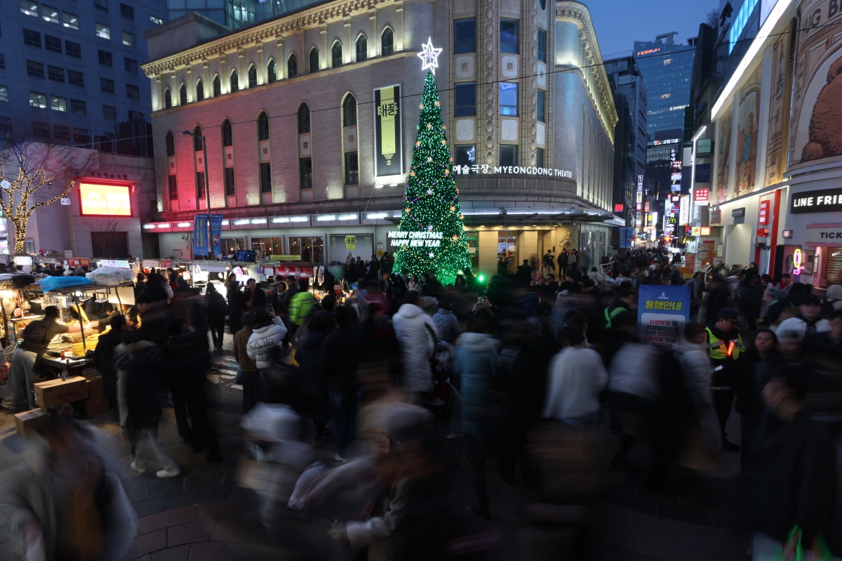 크리스마스이브에 붐비는 명동