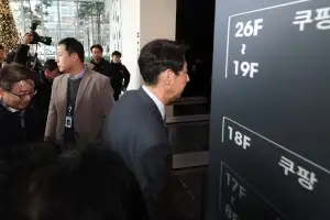 쿠팡 본사 항의 방문한 ‘을지로위원회’ 의원들