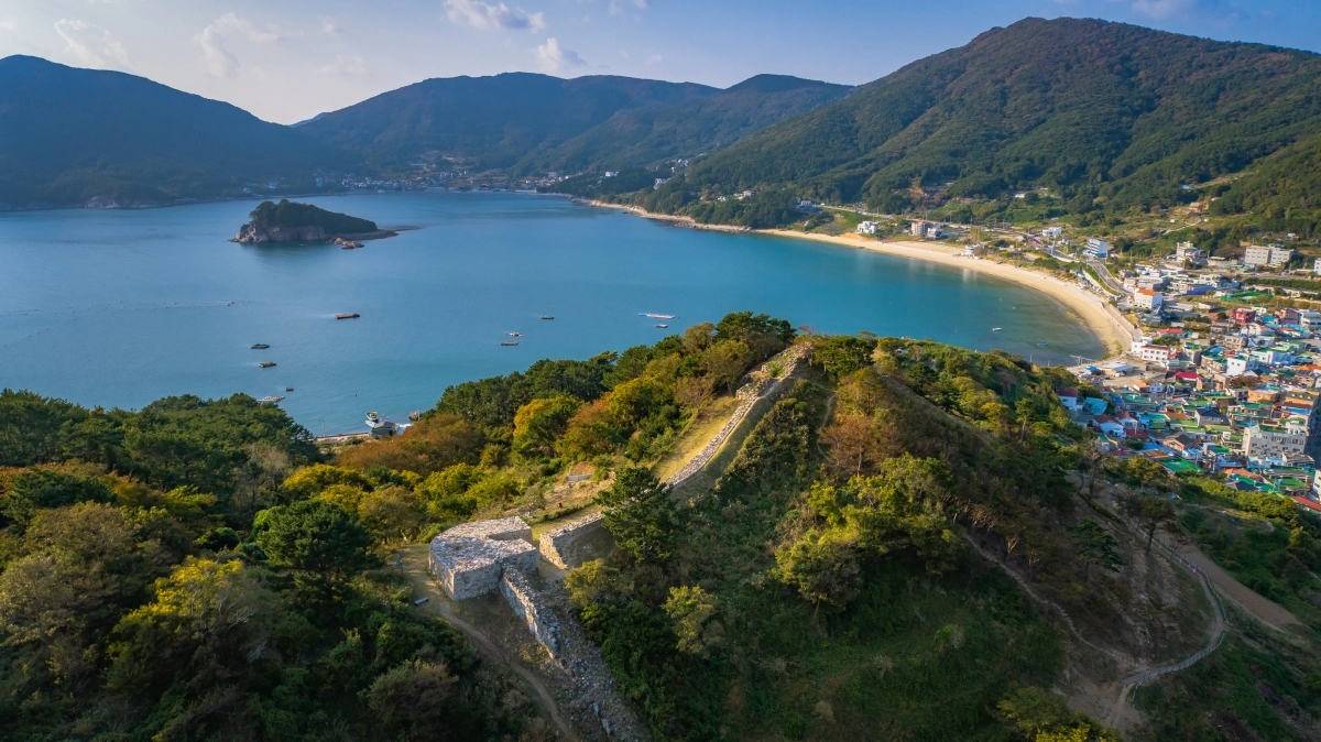 거제 대표 관광지로 꼽히는  구조라진성. 거제시 제공