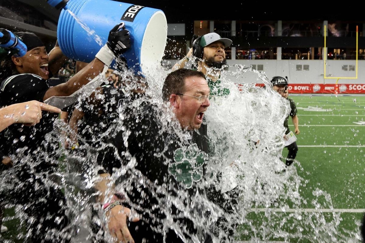 “추위쯤이야”… 물폭탄 세례