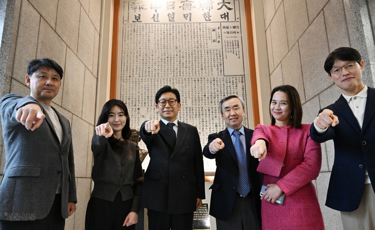 서울신문 독자권익위원회 위원들이 지난 23일 서울 중구 프레스센터 서울신문 회의실에서 제193차 회의를 마친 뒤 서울신문의 전신인 대한매일신보 확대판 앞에서 기념촬영을 하고 있다. 왼쪽부터 윤광일 숙명여대 교수, 이재현 이화여대 박사과정, 최승필 한국외대 교수, 김영석 독자권익위 위원장 겸 연세대 명예교수, 김재희 변호사, 허진재 한국갤럽 여론수석. 이들은 이날 회의를 끝으로 임기를 마쳤으며 2026년 독자권익위는 새롭게 구성된다. 홍윤기 기자