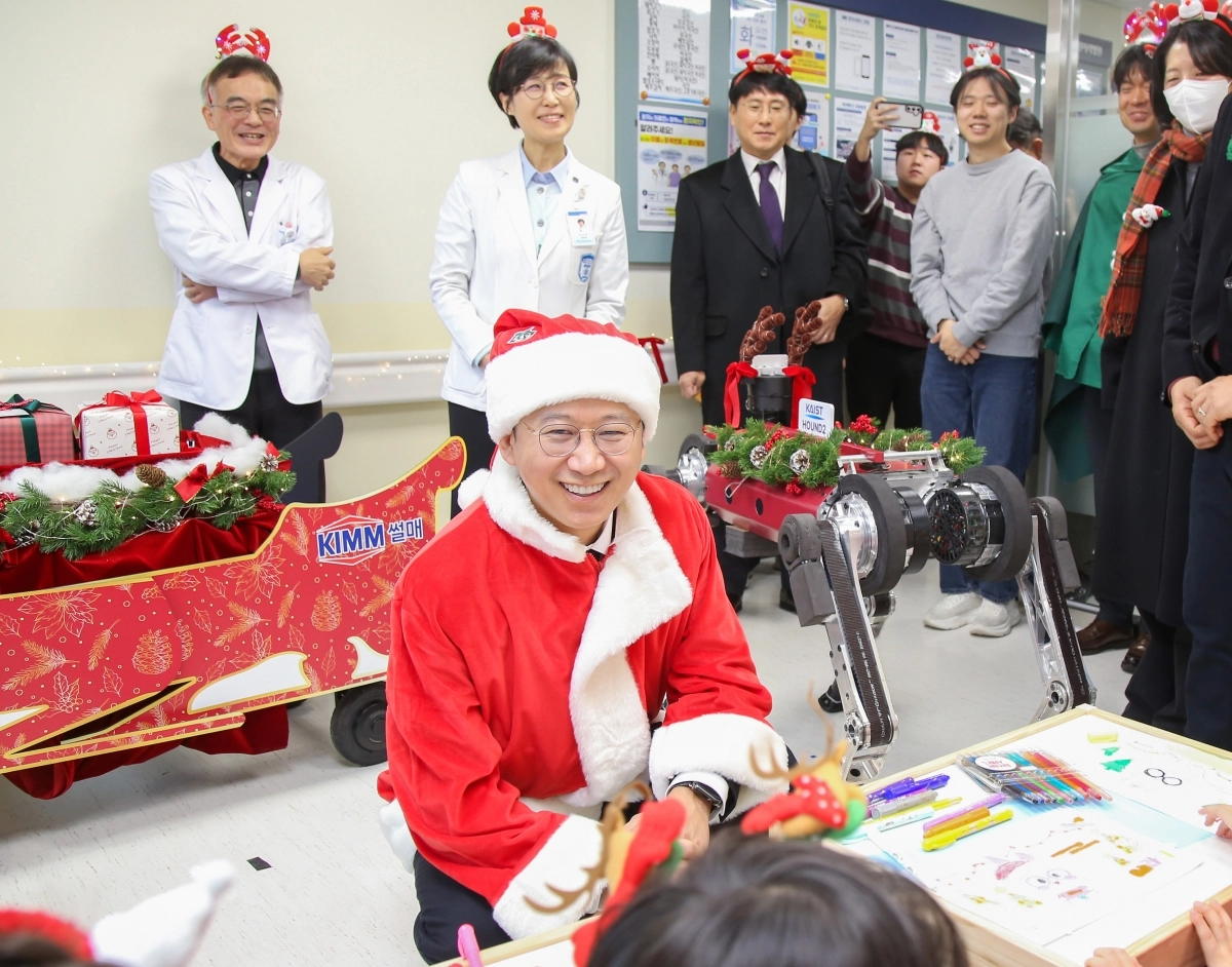 배경훈 부총리, 소아암 환자 위한 ‘깜짝 산타’