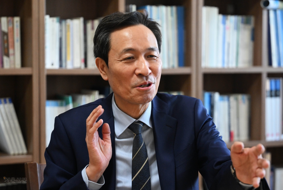 우상호 대통령실 정무수석이 지난 22일 서울 마포구 사무실에서 이재명 정부 출범 이후 거둔 성과와 야당과의 관계 등 소회를 밝히고 있다. 홍윤기 기자