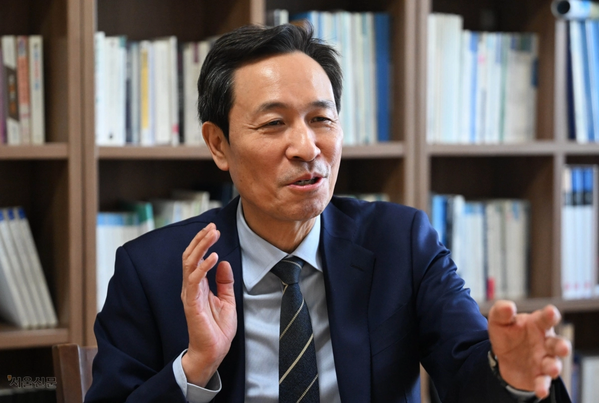 우상호 대통령실 정무수석이 지난 22일 서울 마포구 사무실에서 이재명 정부 출범 이후 거둔 성과와 야당과의 관계 등 소회를 밝히고 있다. 홍윤기 기자