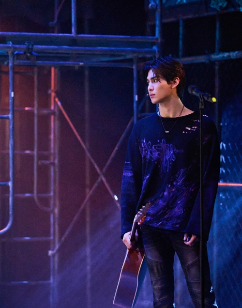 뮤지컬 ‘렌트’에서 싱어송라이터 로저를 연기하는 유태양은 무대에서 실제 기타 연주를 하는 유일한 로저다. 지금껏 핸드싱크(손모양을 맞추는 연주)를 해 왔다는 제작사 관계자의 설명에 유태양은 “아무도 안 해서 더 하고 싶었다”고 부연했다. 신시컴퍼니 제공