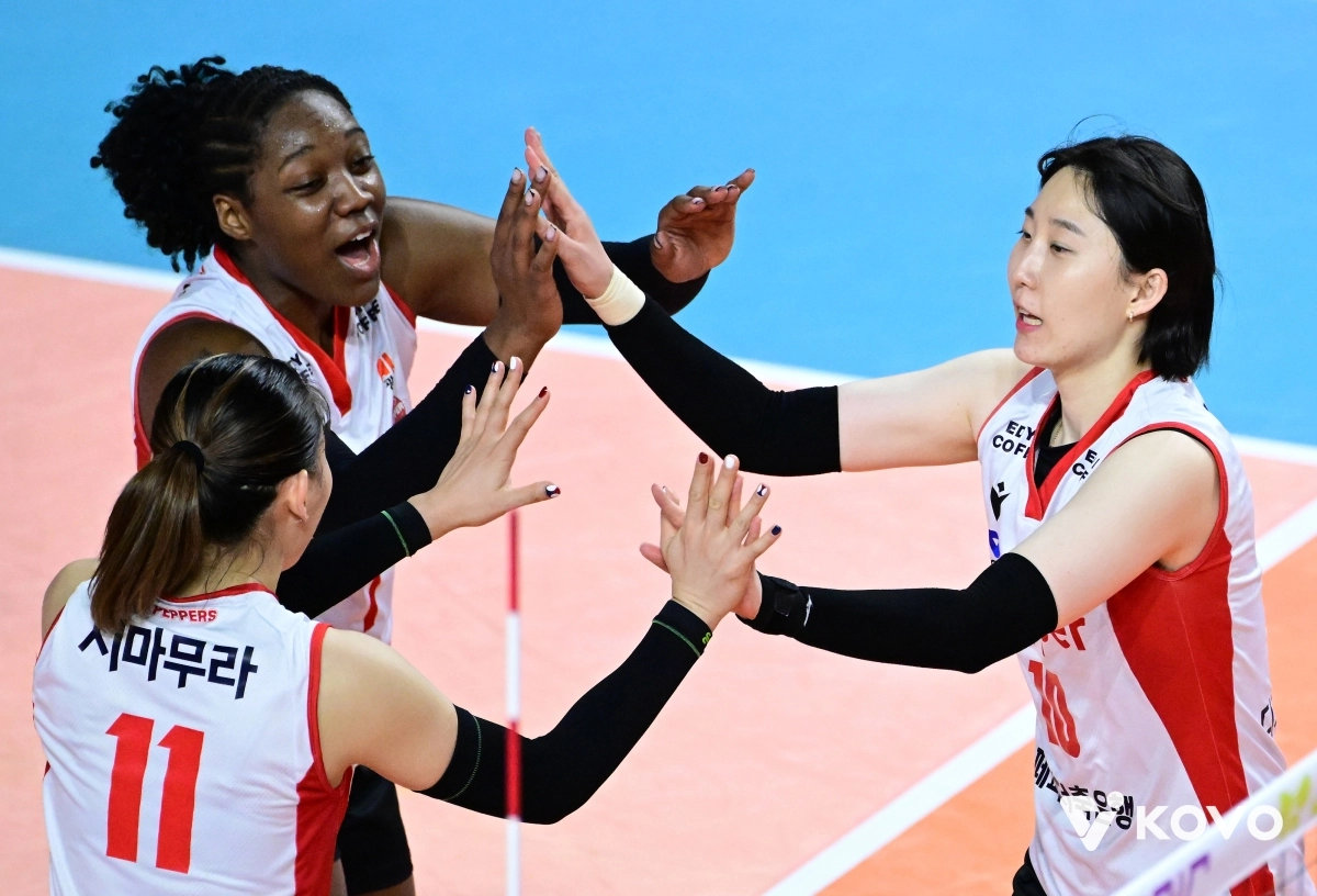 페퍼저축은행의 조이, 시마무라, 고예림이 지난달 21일 정관장전에서 점수를 낸 뒤 손을 마주잡으며 기뻐하고 있다. 한국배구연맹 제공