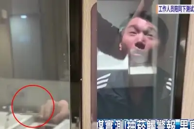 용변 보면서 담배 피우려고요? 화장실 문이 투명해집니다…中 실내흡연 특단 대책