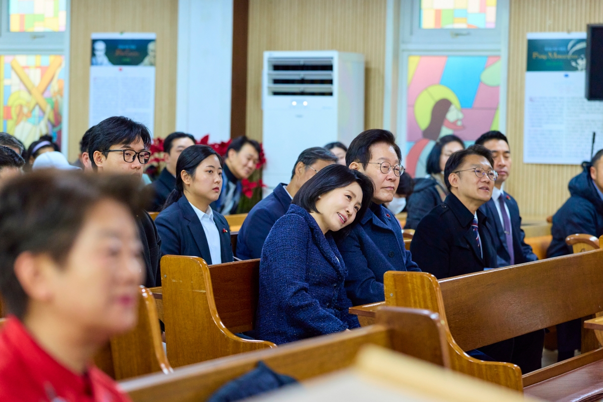 이재명 대통령 부부, 인천 해인교회 성탄예배 참석