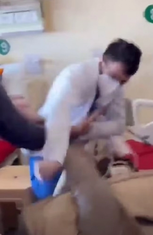 인도 인디라 간디 의과대학(IGMC)  전공의 라가브 나룰라가 지난 22일(현지시간) 환자 아르준 판와르(36)를 폭행하는 장면. 소셜미디어 캡처