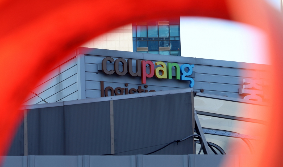 대통령실이 성탄절인 25일 오후 쿠팡의 대규모 개인정보 유출사태의 대책 마련을 위한 관계부처 장관급 회의를 소집했다. 사진은 이날 서울 중구 쿠팡 물류센터 모습. 2025.12.25 뉴스1