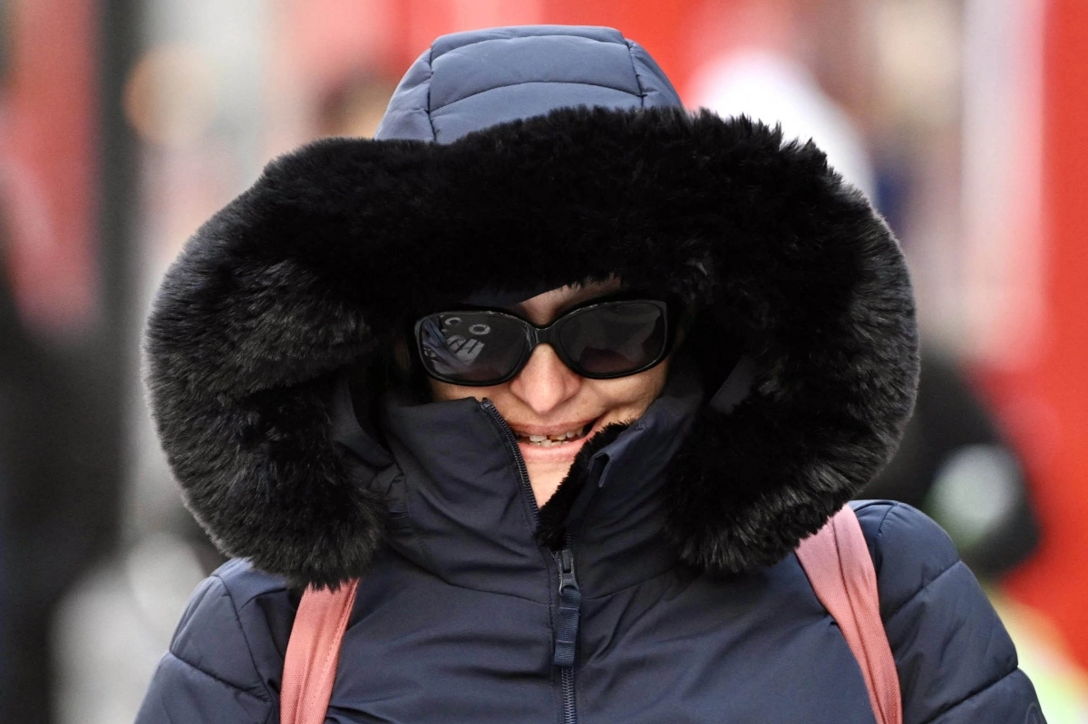 서울과 경기에 한파주의보가 내려진 25일 서울 중구 명동거리를 찾은 외국인 관광객이 두꺼운 외투를 입은채 이동하고 있다. 2025.12.25 홍윤기 기자