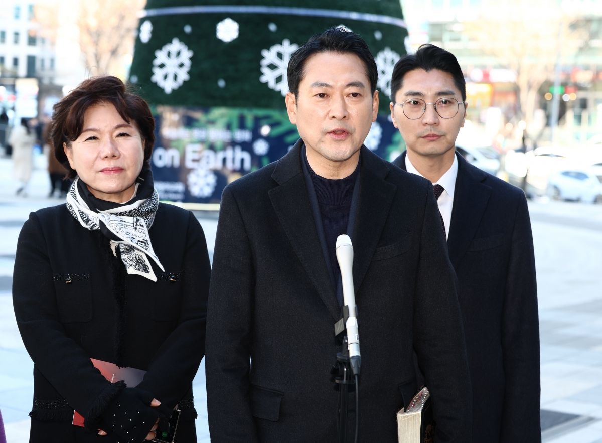 장동혁 국민의힘 대표가 25일 서울 서초구 사랑의교회에서 성탄 예배를 마치고 취재진 질의에 답변하고 있다. 왼쪽부터 조은희 의원, 장 대표, 박준태 의원. 뉴스1