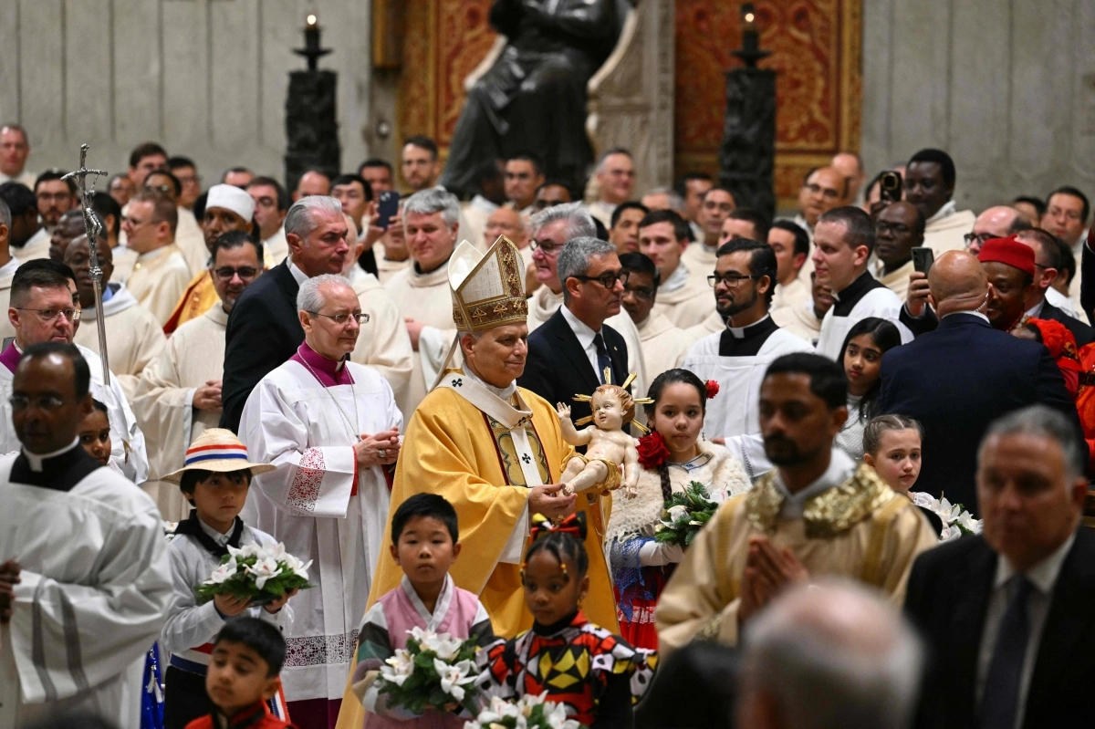 아기 예수상 품은 교황