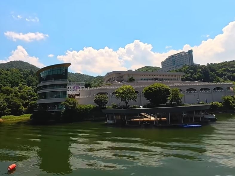 통일교 수익 사업으로 전락한 ‘북한강 천년뱃길’ 사업에 가평군이 투자하는 전체 예산은 150억원에 달한다. 사진은 통일교가 운영하는 HJ크루즈 위에서 HJ천주천보수련원을 바라본 모습. 유튜브 마카다TV 영상 캡처
