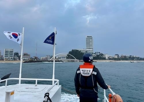 실종자 수색하는 해경. 강릉해양경찰서 제공