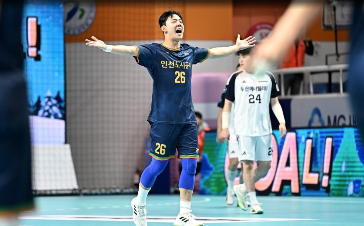 인천도시공사 김진영이  25일 충북 청주시 SK호크스 아레나에서 열린 신한 SOL뱅크 2025-2026 핸드볼 H리그 남자부 2라운드 두산과의 경기에서 득점 후 양팔로 환호하고 있다. 한국핸드볼연맹 제공