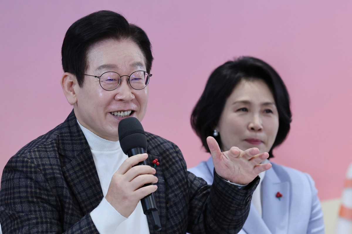 이재명 대통령이 24일 서울 서대문구 신촌세브란스 연세암병원 중입자치료센터에서 열린 희귀질환 환우·가족간담회에서 발언하고 있다. 이 대통령은 조세부담을 늘려야 한다고 언급했다.