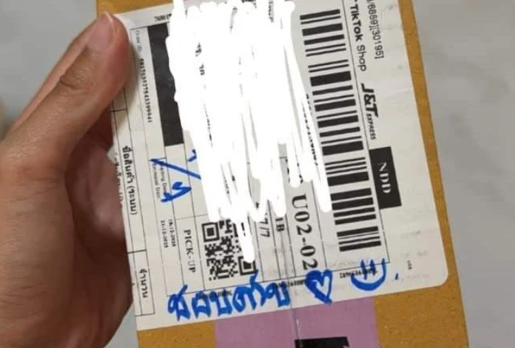 태국의 한 여성이 최근 택배를 받을 때마다 상자에 추파를 던지는 내용의 손 글씨 메모가 적혀 있다고 호소하는 사연이 전해져 눈길을 끌고 있다. 페이스북