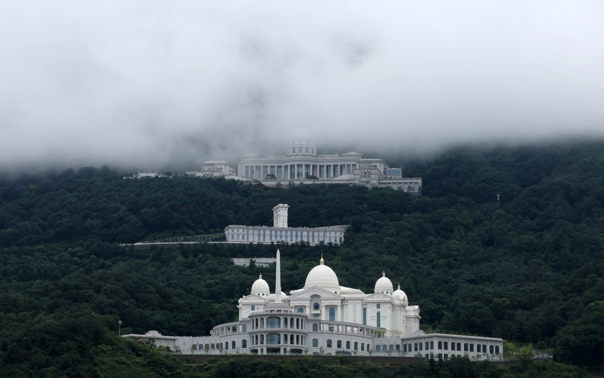 경기 가평군 통일교 천원궁(아래부터), 천승전, 천정궁박물관 모습. 2025.07.18.  뉴시스