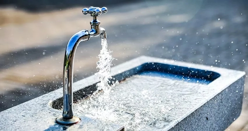 수도 같은 핵심 공공재는 민영화의 영향이 가장 먼저, 그리고 가장 분명하게 드러난다. 요금을 낮추겠다는 약속과 달리 물 사용을 줄여도 요금이 오르거나, 기업의 이윤을 보전하기 위해 지역 경제가 왜곡되는 사례가 많다.  언스플래쉬 제공