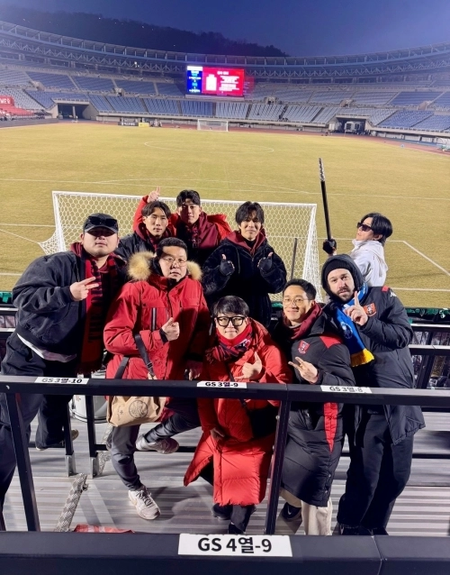 수원FC와의 승강 플레이오프가 끝난 후 안영호씨가 다른 서포터들과 함께 기념사진을 찍는 모습. 안영호씨 제공