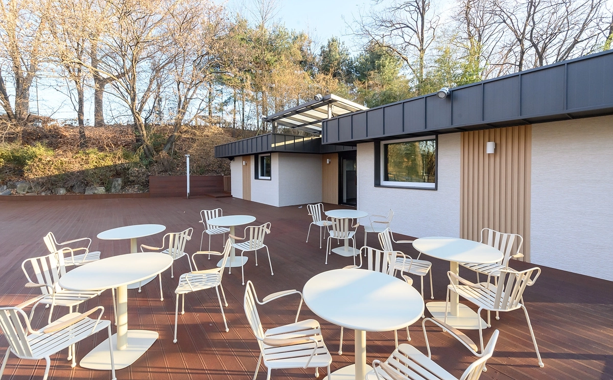 서울 양천구 목동의 ‘용왕산 숲속카페’ 전경. 한때 문화복합공간으로 운영됐던 ‘숲속활력소’가 26일 주민 쉼터이자 어르신 일터를 겸한 카페로 다시 문을 연다. 양천구 제공