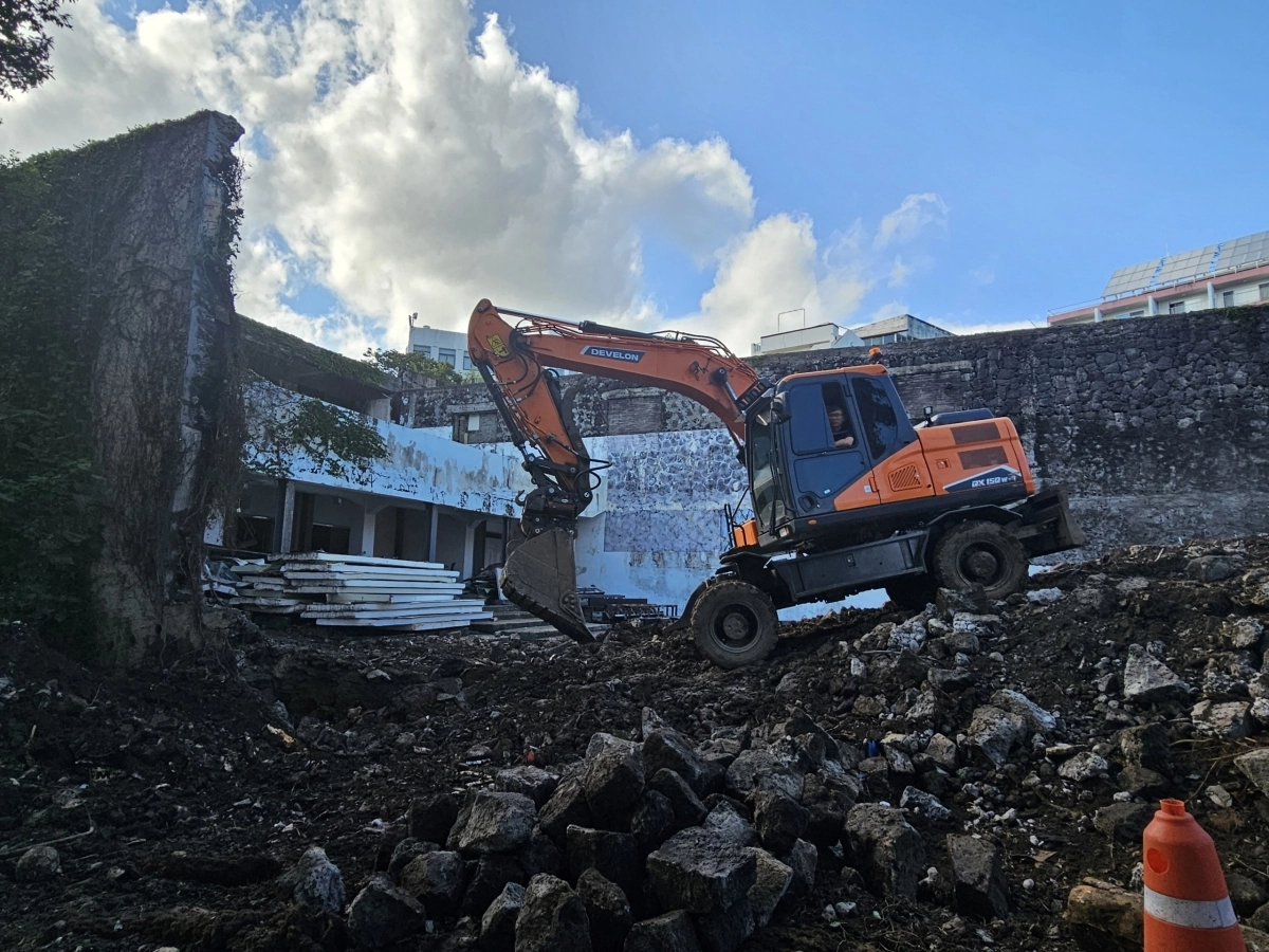 지난 9월 관광극장 철거가 시도됐으나 시민들과 건축단체들의 반발로 포크레인 작업이 중단됐다.  김태일 제주대교수 제공