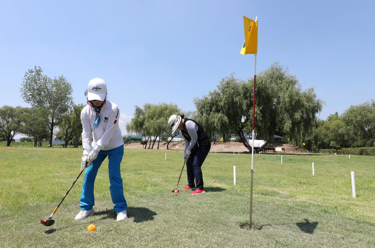 강남탄천파크골프장에서 주민들이 파크골프를 즐기고 있다. 강남구 제공