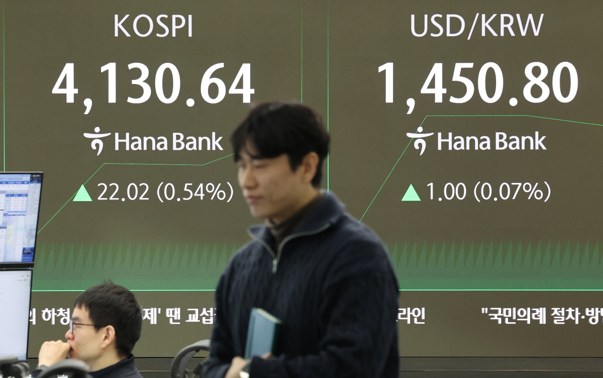 26일 오전 서울 중구 하나은행 본점 딜링룸 현황판에 코스피가 표시돼 있다. 이날 오전 9시 3분 현재 코스피는 전장보다 22.19포인트(0.54%) 오른 4,130.81에 거래되고 있다. 2025.12.26. 연합뉴스