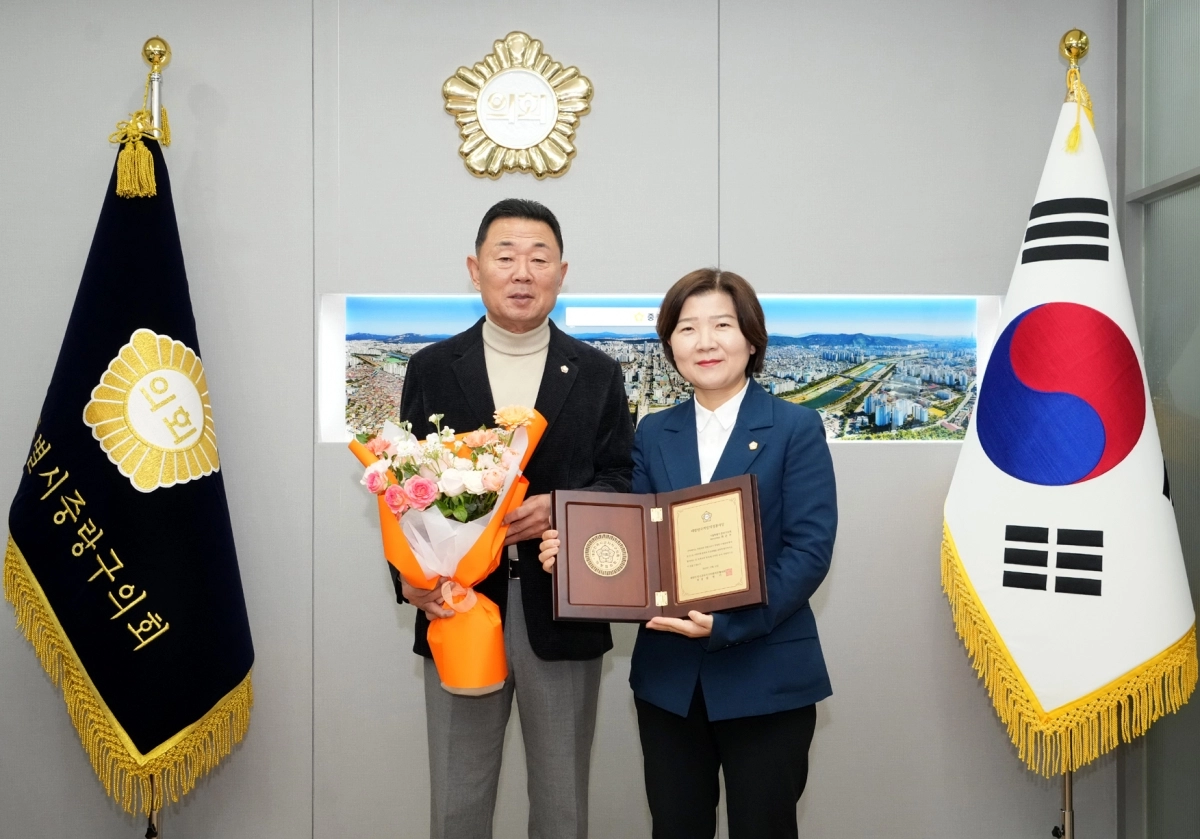 중랑구의회 최은주 행정재경위원장(오른쪽)이 최경보 의장으로부터 ‘대한민국지방의정봉사상’을 받은 뒤 기념 촬영을 하고 있다. 사진:중랑구의회 제공.