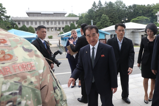 김창선 북한 국무위원회 부장과 실무진들이 북미정상회담을 앞둔 2019년 6월 30일 오전 남측 자유의집 회담장을 찾아 살펴보고 있다. 2019.06.30. 청와대사진기자단.