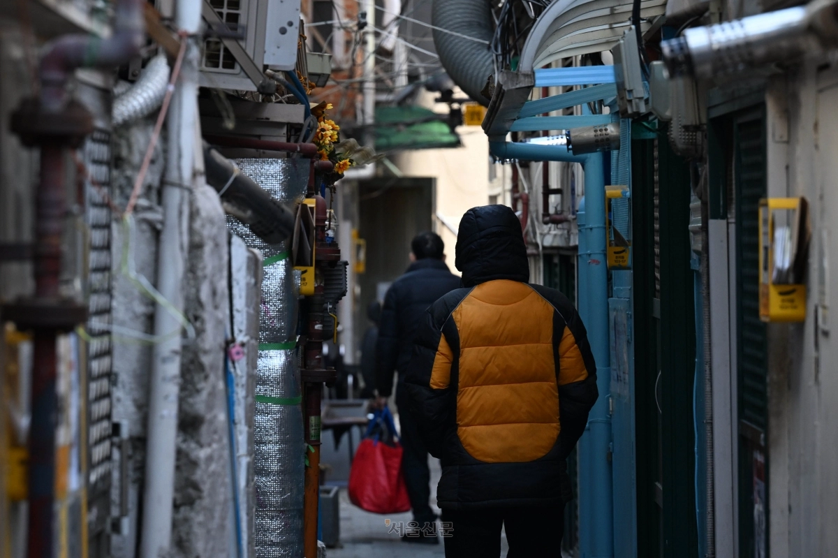 서울 종로구 돈의동 쪽방촌에 한 주민이 이동하고 있다. 홍윤기 기자