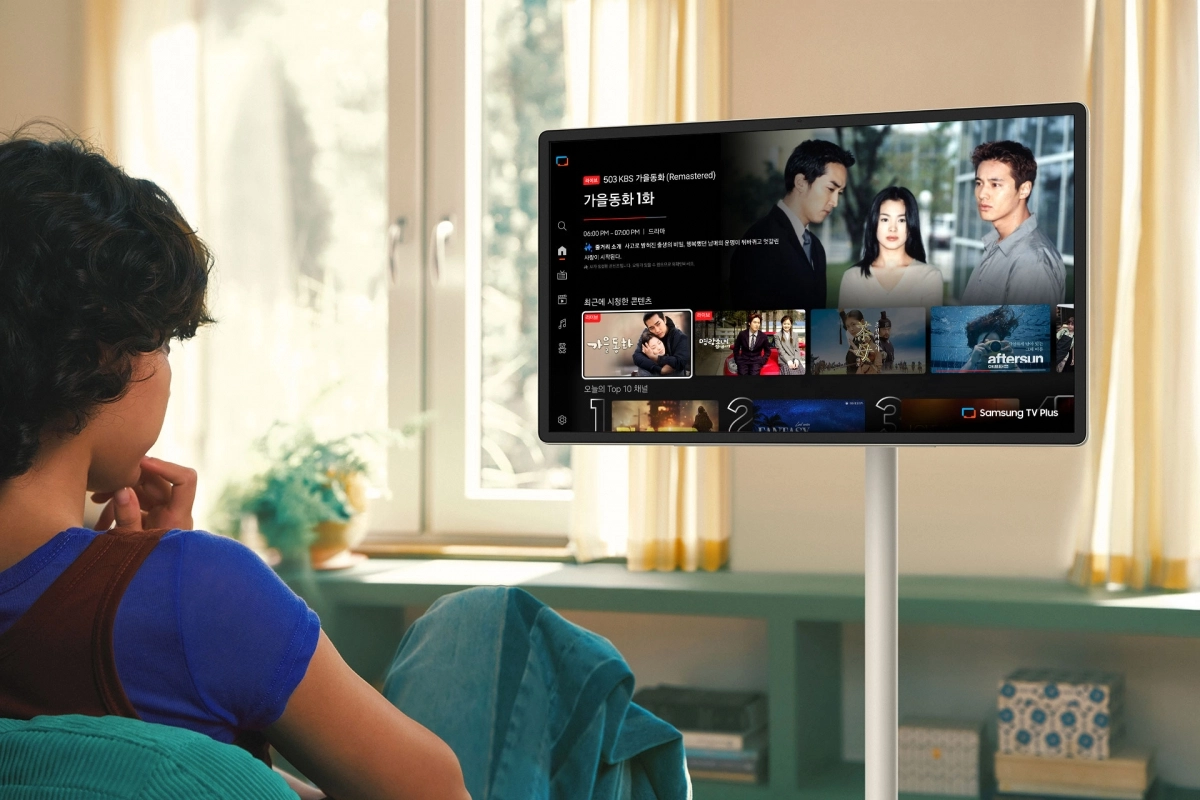 삼성TV 플러스의 ‘올인원 AI 통합 채널’을 통해 2000년대 과거 인기 드라마를 초고화질로 시청하는 모습. 삼성전자 제공