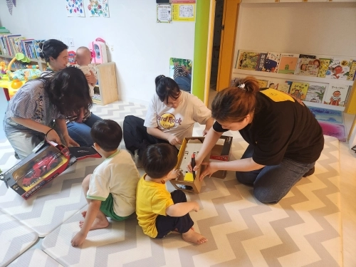 서울 노원구 영유아전용 학대 피해아동 쉼터에서 관계자들이 아동을 돌보고 있다.   노원구 제공