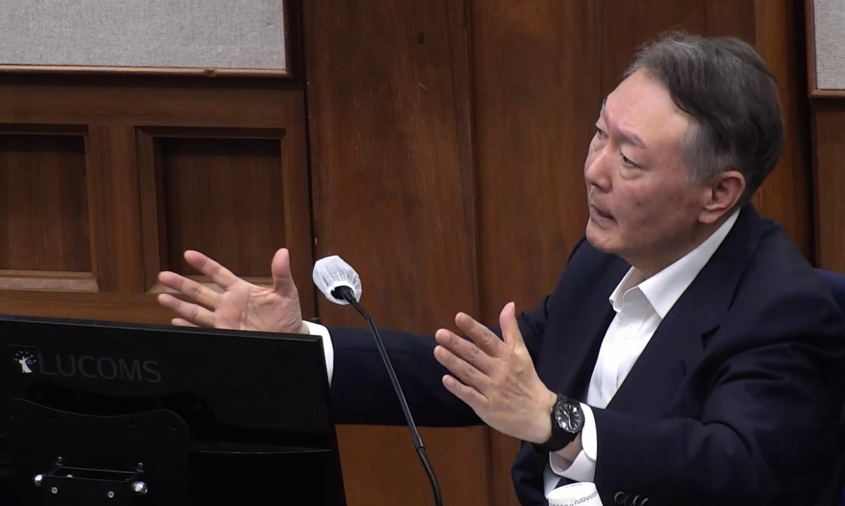 윤석열 전 대통령이 지난 24일 서울 서초구 서울중앙지법에서 열린 내란 우두머리 혐의 속행 공판에 출석해 발언하고 있다. 서울중앙지법 제공