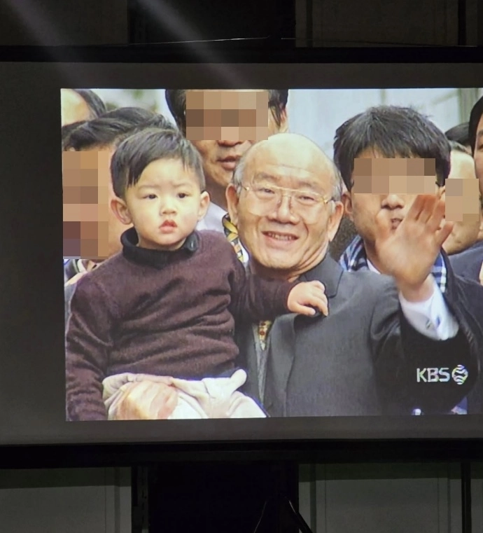 고 전두환 전 대통령의 손자 전우원(왼쪽)씨가 25일 자신의 소셜미디어(SNS)에 어린 시절 조부와 함께 찍은 사진을 공개했다. 전우원 인스타그램