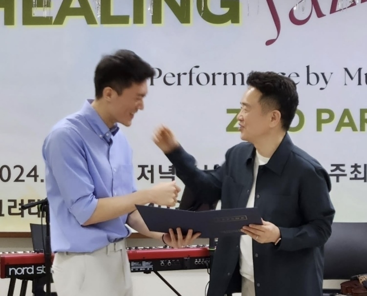 고 전두환 전 대통령의 손자 전우원(왼쪽)씨가 25일 자신의 소셜미디어(SNS)에 남경필 전 경기도지사와 함께 찍은 사진을 공개했다. 전우원 인스타그램