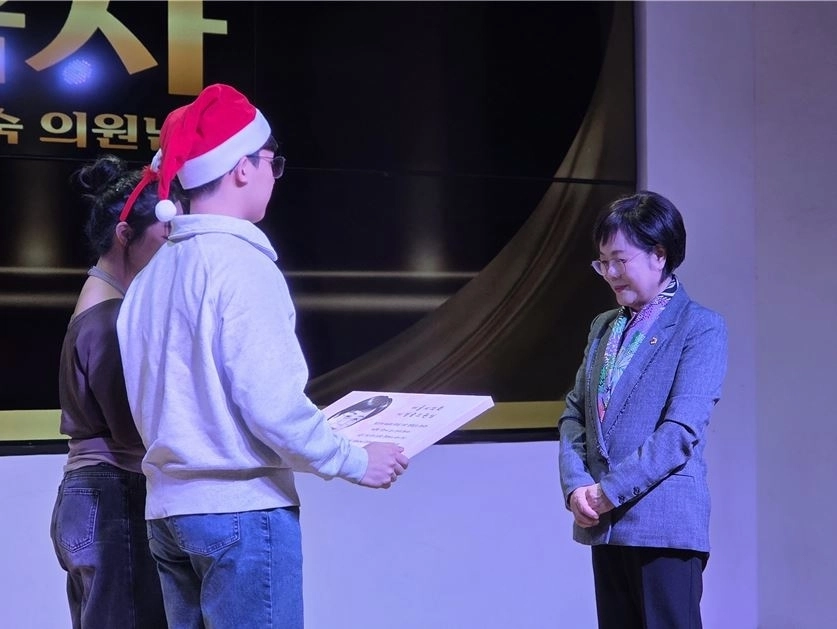 지난 20일 시립창동청소년센터서 청소년들이 직접 수여한 ‘감사패’를 받은 이경숙 의원