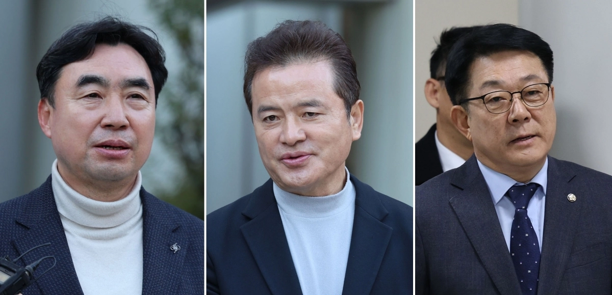 윤관석(왼쪽부터)·임종성 전 의원, 허종식 더불어민주당 의원이 지난 18일 오전 서울 서초구 서울중앙지법에서 열린 민주당 전당대회 돈봉투 의혹 관련 항소심 선고를 마치고 법원을 나서고 있는 모습. 뉴시스