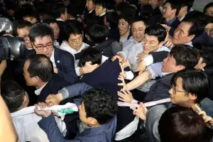 검찰, ‘패스트트랙 충돌’ 민주당 1심 판결도 항소 포기