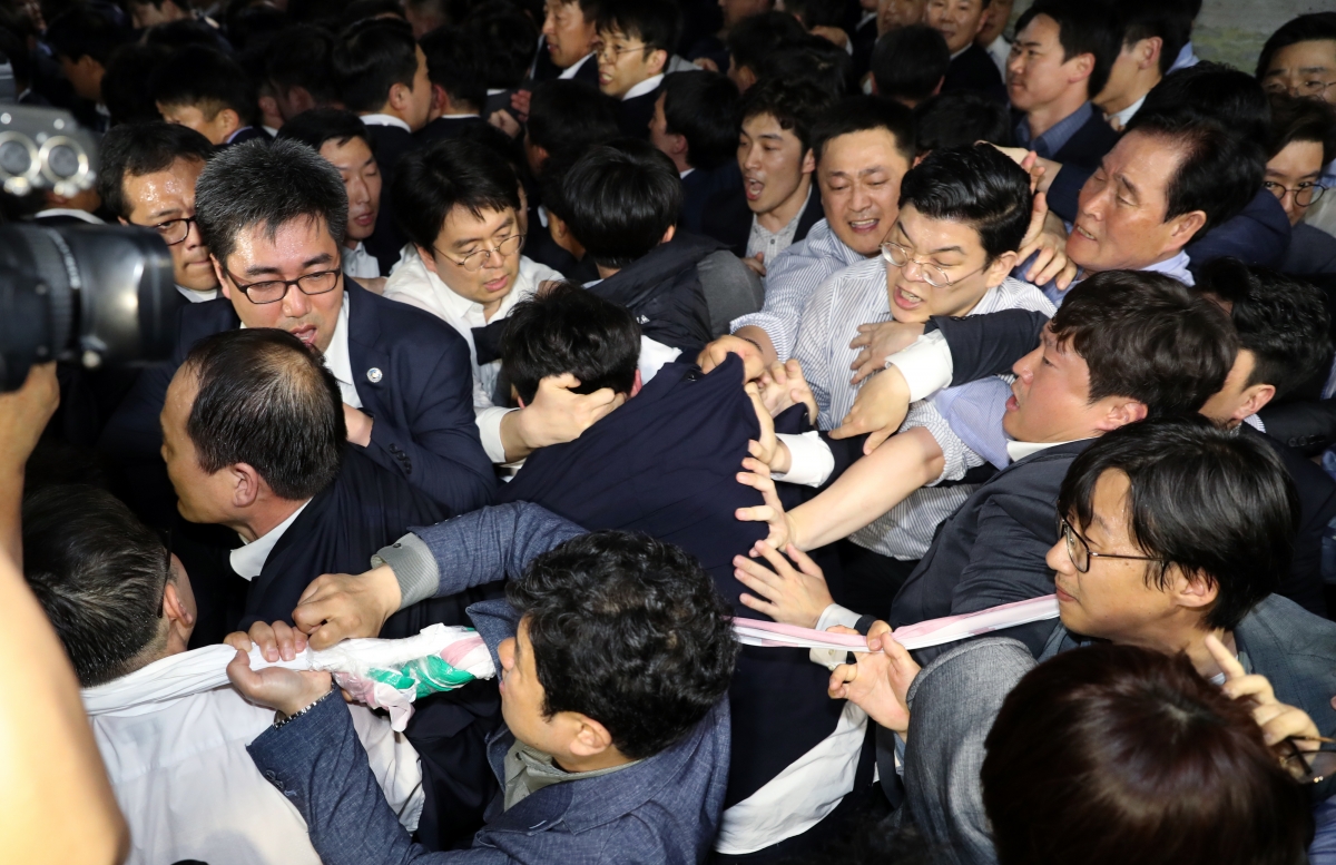 2019년 4월 공수처법 등을 패스트트랙 안건으로 처리하는 것을 막기 위해 국회에서 여야 의원들이 충돌하는 모습. 국회의장의 경호권 발동으로 국회 방호원들이 의원들을 끌어내려고 시도하고 있다. 2019.4.25 뉴스1