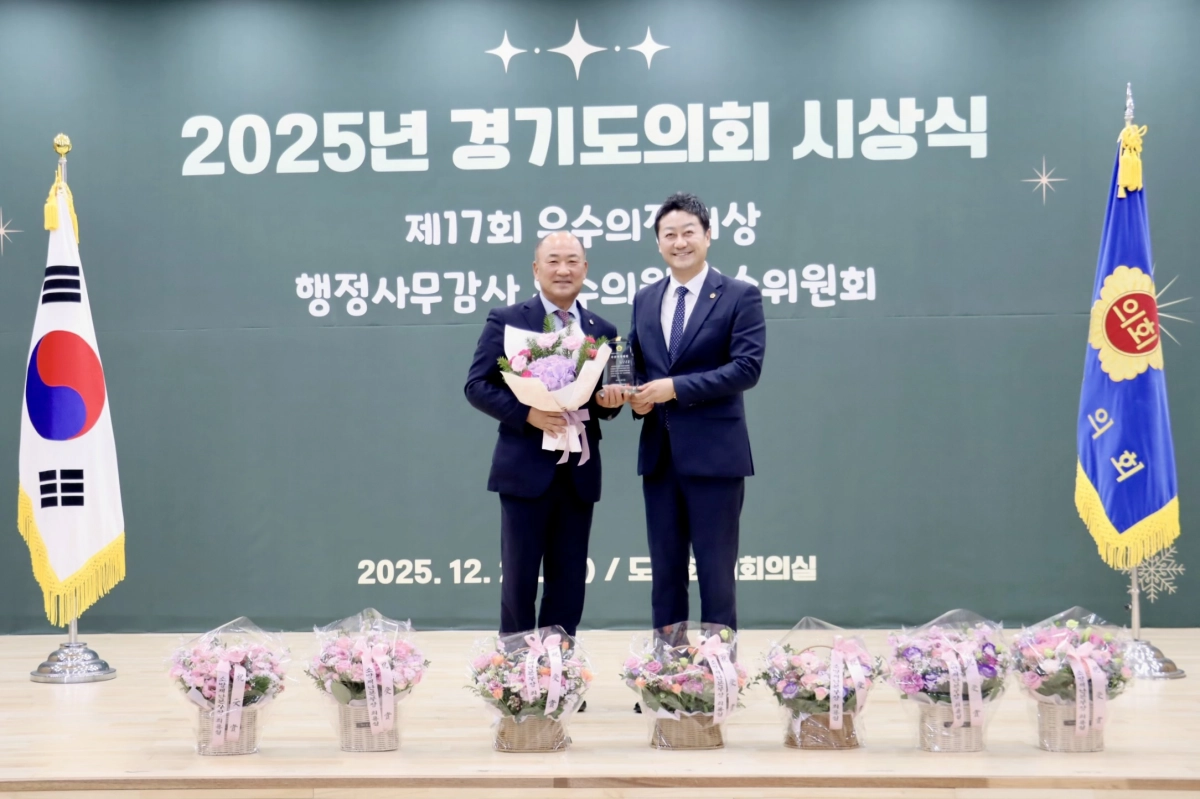 26일 대한민국시도의회의장협의회가 주관한 ‘제17회 우수의정대상’을 수상한 이영희 의원이 기념촬영을 하고 있다.(사진=경기도의회)