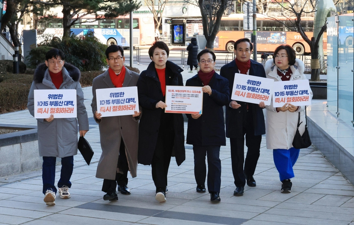 김은혜 국민의힘 원내정책수석부대표와 당협위원장, 피해 주민들이 26일 10.15 부동산대책에 대한 행정처분 취소 소송 접수 등을 위해 서울 서초구 행정법원으로 들어서고 있다. 연합뉴스