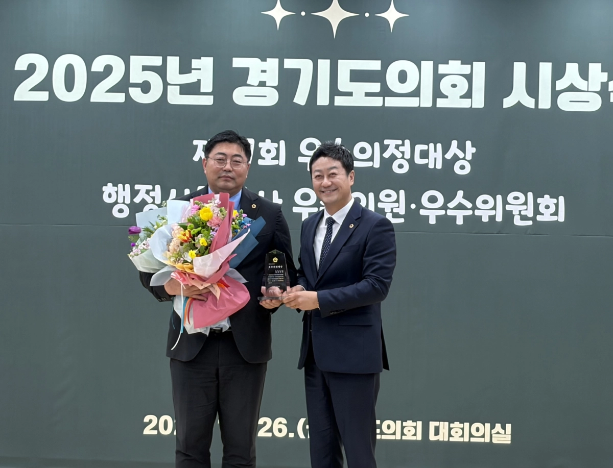 26일 대한민국시도의회의장협의회가 주관한 ‘제17회 우수의정대상’을 수상한 김진명 의윈이 기념촬영을 하고 있다.(사진=경기도의회)